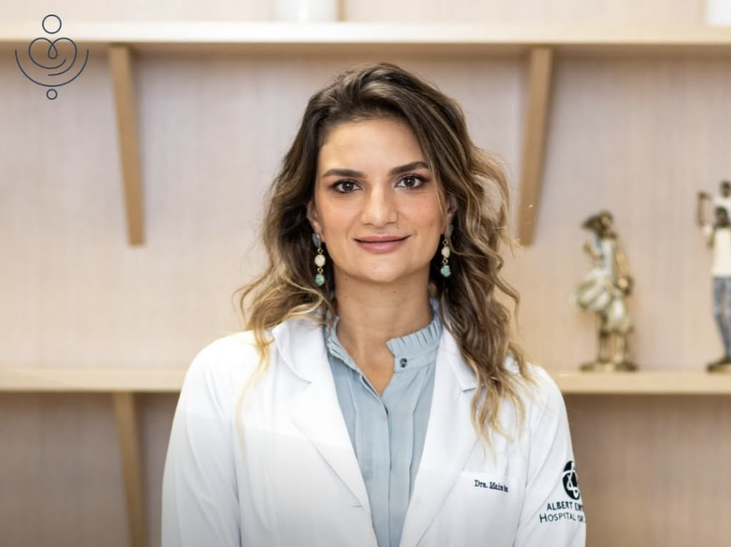 Dra. Maíra dando aula